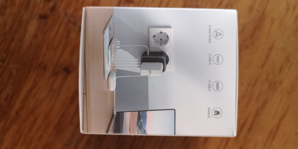 Adaptador de tomada universal NOVO