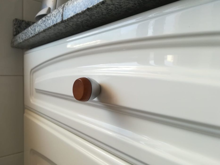 Puxadores em madeira e inox