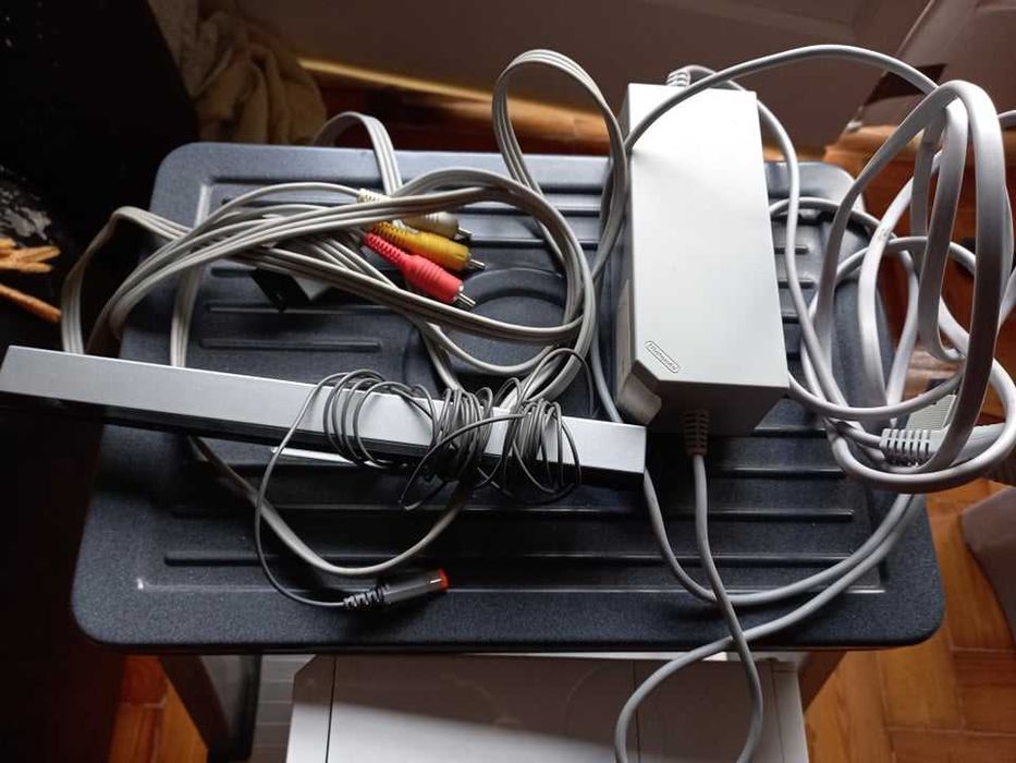 Nintendo Wii White Console with Controllers and Cables64729629118466124