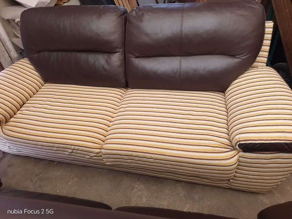 Sofa chaise longue de dois lugares leva o puff