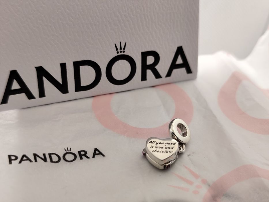 Pendente caixa de bombons da Pandora