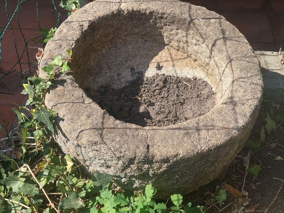 Pia/Bebedouro em pedra rústica esculpida