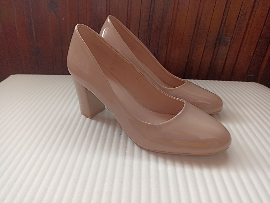 Туфлі жіночі лакові  бежеві