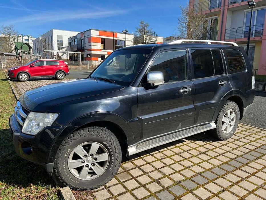 Пhодам автомобіль Mitsubishi Pajero