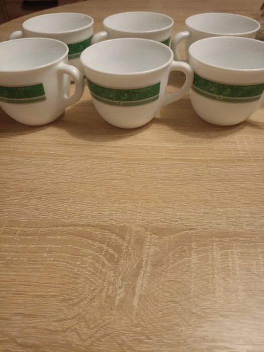 Filiżanki pięknie ozdobione zielonym paseczkiem