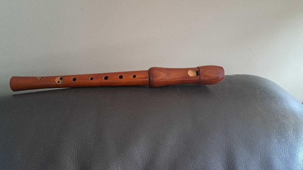 Instrument muzyczny Flet prosty drewniany .