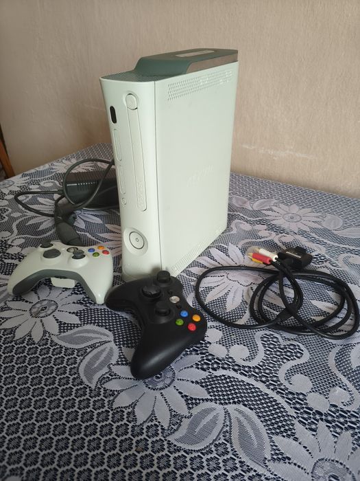 Xbox 360 Fat (HDMI) 120gb + badavatar/aurora +2 геймпади