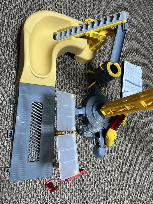 Підйомний кран на пульті будівельний