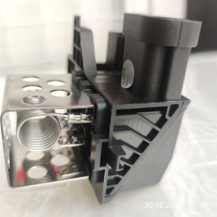 Резистор вентилятора охлаждения двигателя  Renault Megane 4