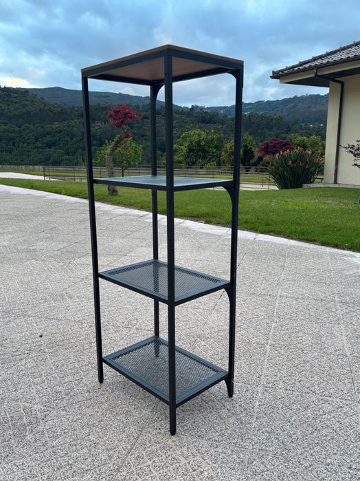 Estante IKEA FJÄLLBO em preto e castanho