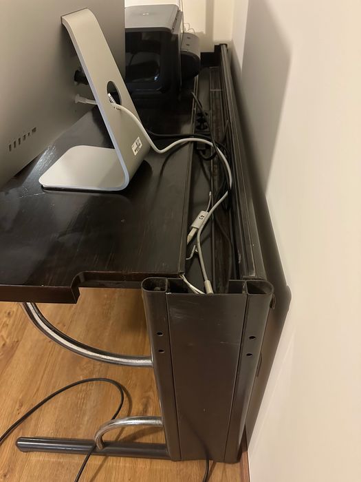 Mesa de escritório eletrificada em madeira maciça