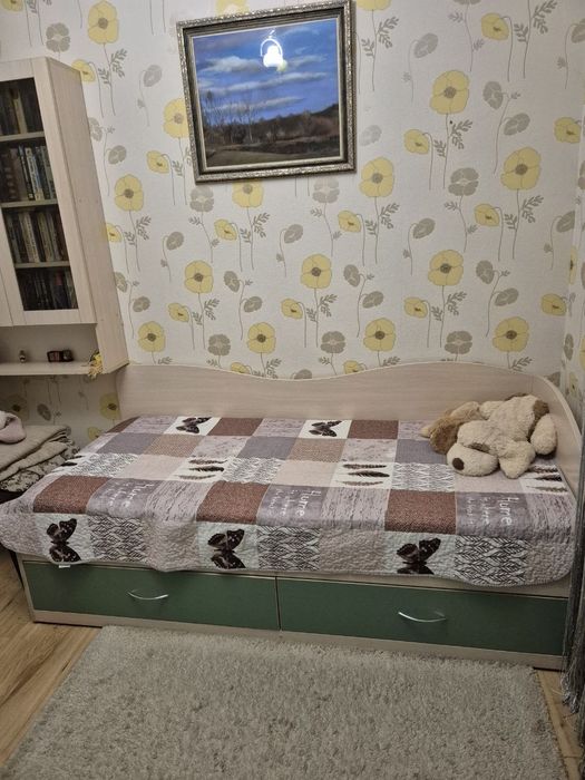 Комплект меблів для дитячої кімнати: шафа, стіл + ліжко, матрац
