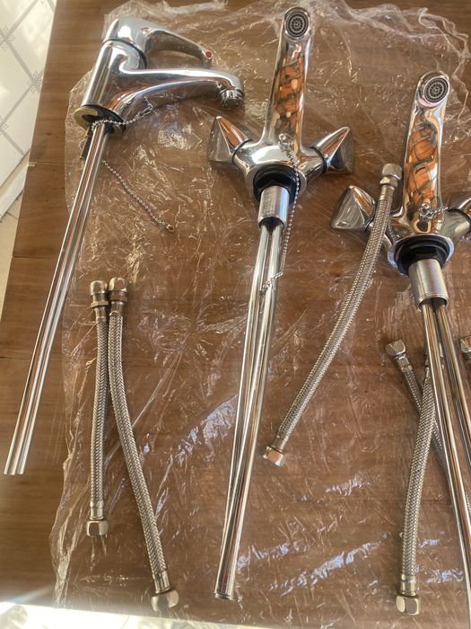 Conjunto de misturadoras para lavatorio com os acessorios da imagem