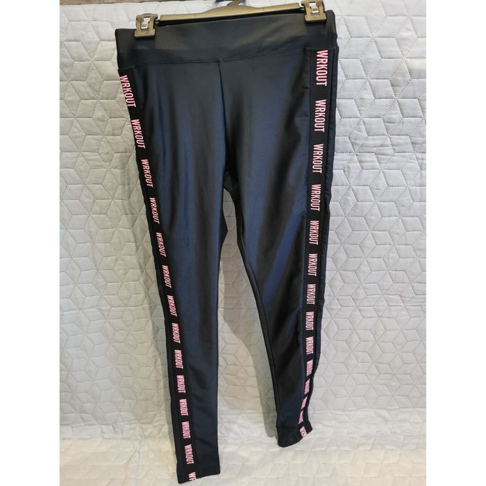 Legginsy sportowe z napisami po bokach