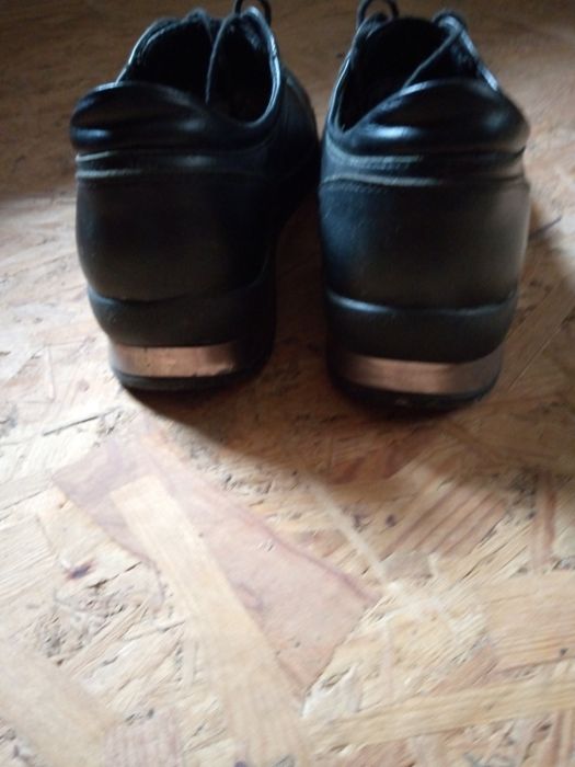 Шкіряні жіночі кросівки.