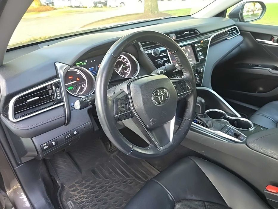 Toyota Camry Hybrid      2019
