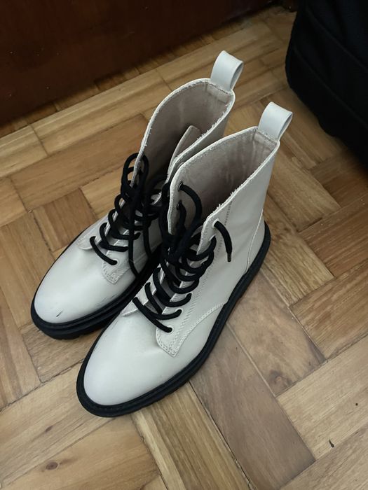 Botins brancos lefties