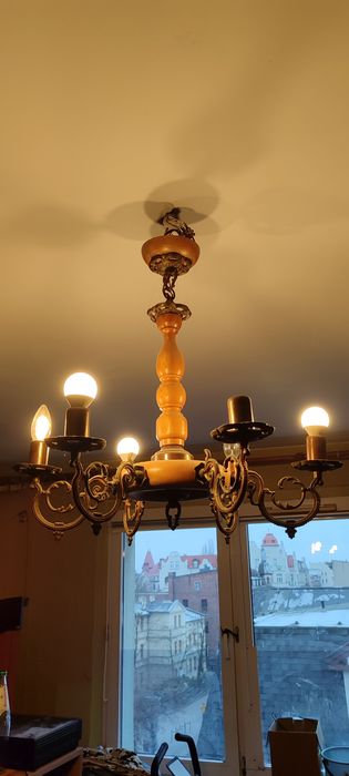 Żyrandol mosiężny drewniany