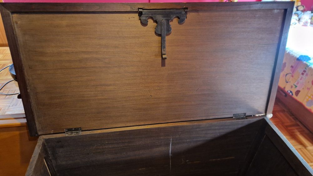 Arca de madeira castanha