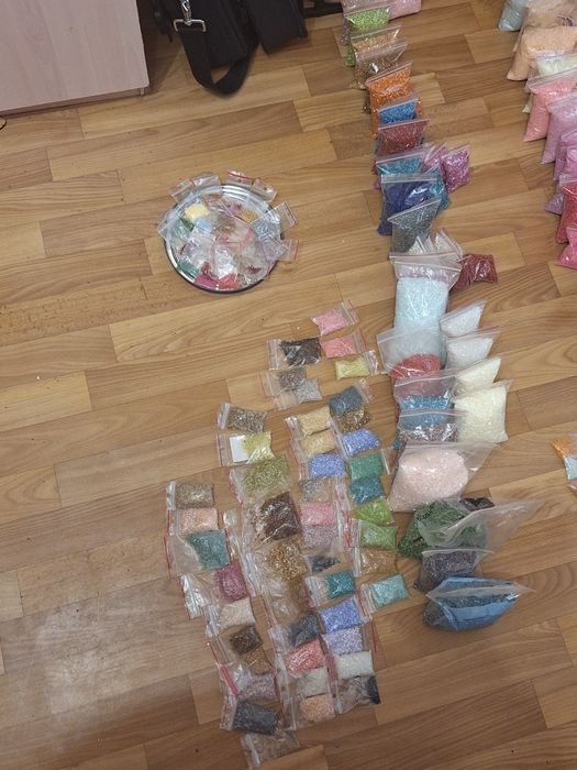 Продам бісер різного кольору