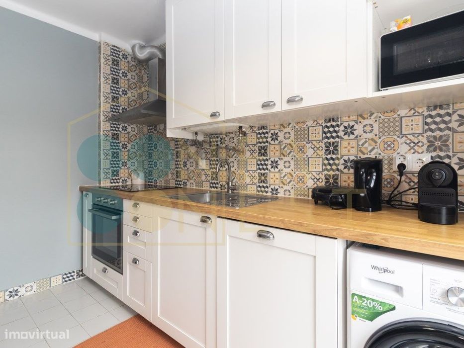 Apartamento T2 em Vila Maria - Semi-Renovado e Mobilado