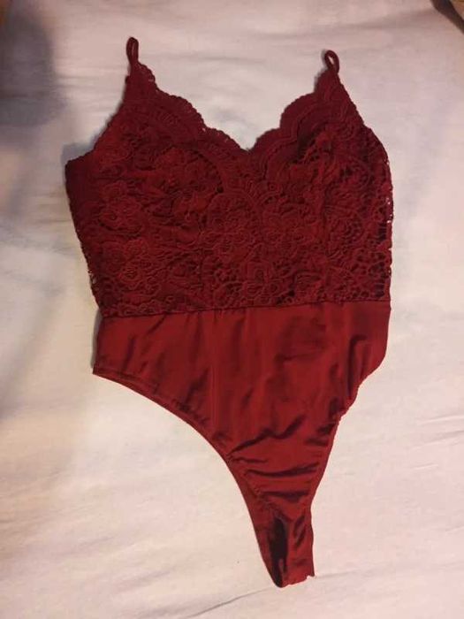 Body z koronka Boohoo rozmiar M w kolorze czerwonym