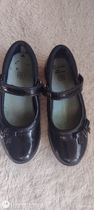 Buty Clarks Ting Fever Jnr Coated Leather w kolorze czarnym lakierowanym r 32,5