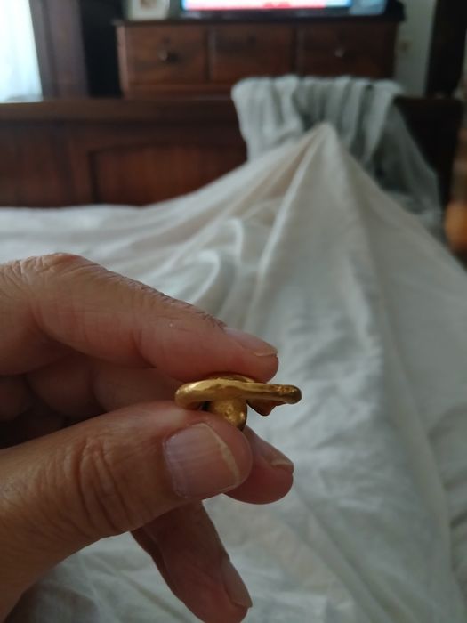 Anel de ouro com uma pérola verdadeira