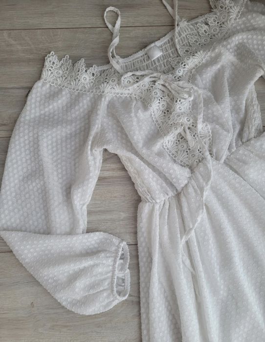 Biała sukienka boho