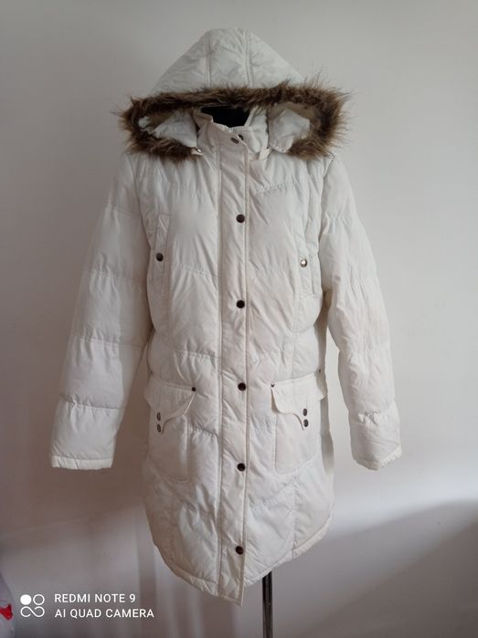 Zimowy płaszcz biały.