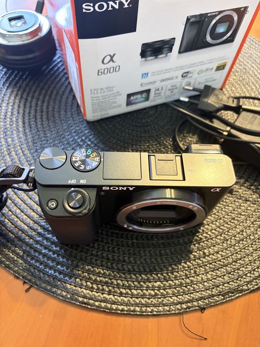 Aparat fotograficzny SONY a6000 niski przebieg APS-C.