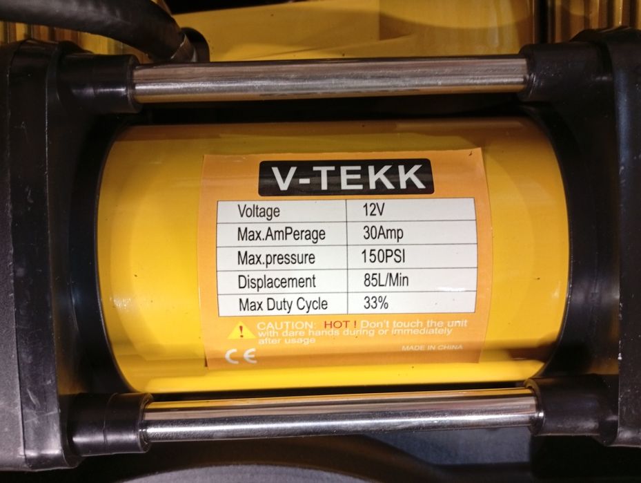 Автомобильный двухпоршневой  компрессор с ремкомплектом.