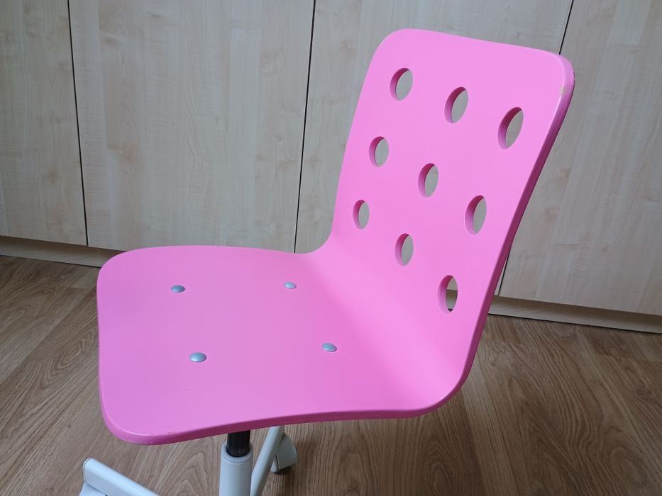Krzesła obrotowe Ikea Jules niebieskie i różowe.
