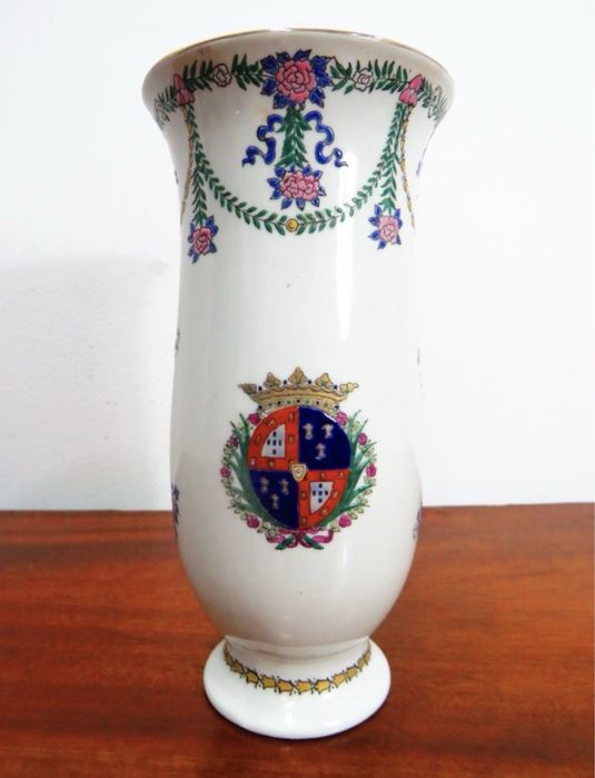 Jarra com brasão de armas Reino de Portugal.