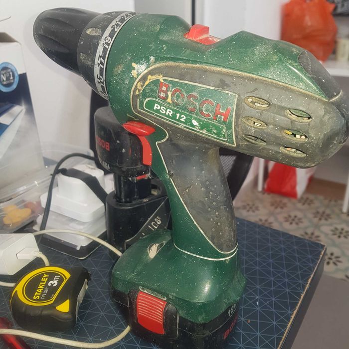 Aparafusadora Bosch com 2 baterias em bom estado