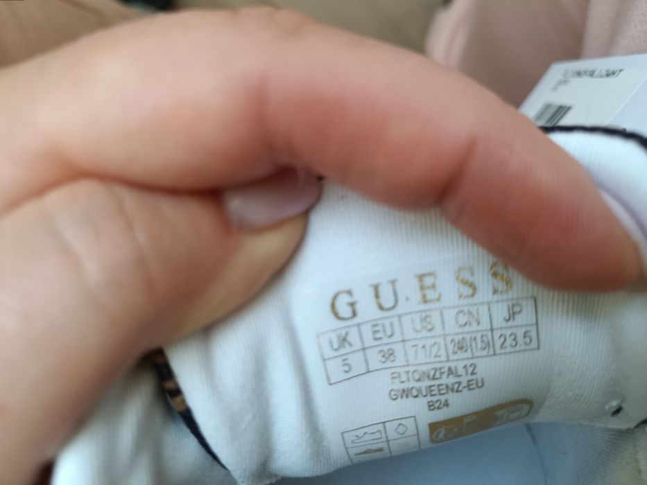 Кросівки жіночі Guess