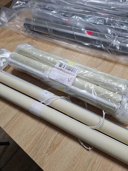 Жалюзи на окна (цвет серебро) и роллеты