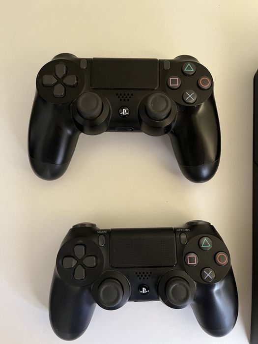 PS4 Slim - 1 TB com 2 comandos e jogos