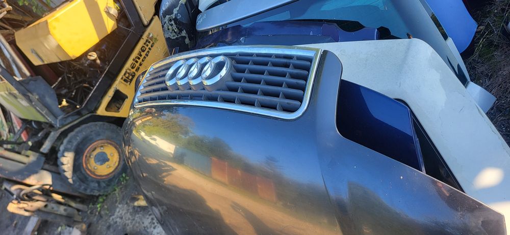 Maska Audi A4 B6 Czarna ładny stan lakieru bez rdzy  Kompletna