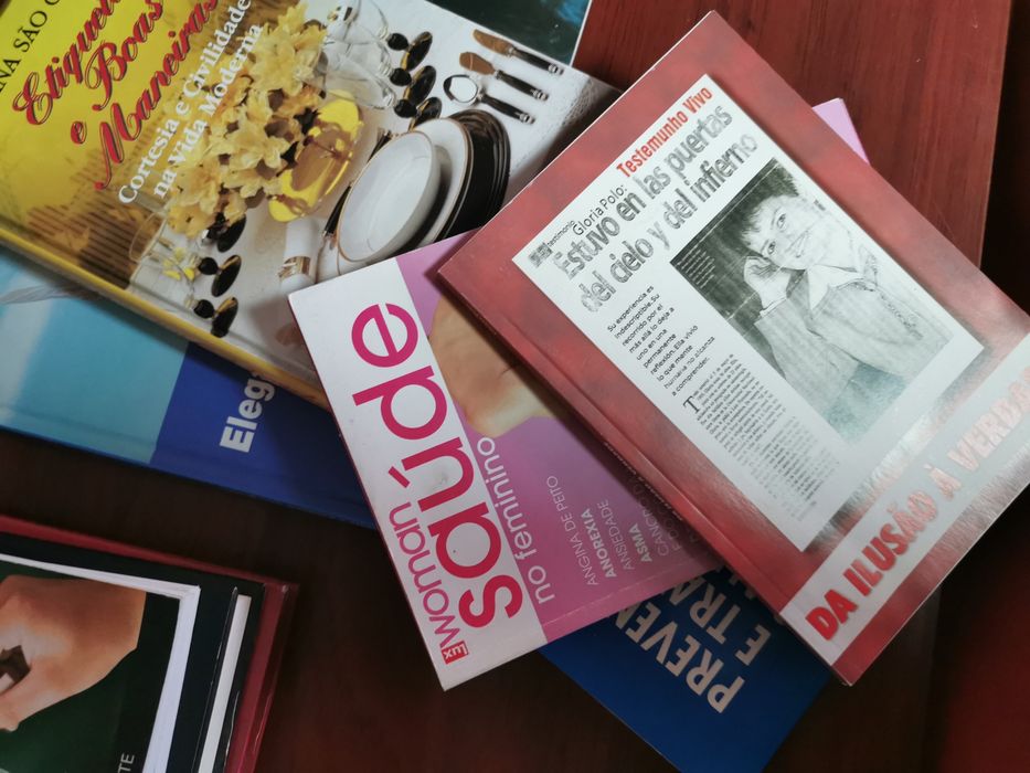 Cerca de 30 livros diversos