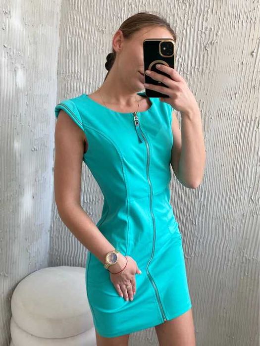 Sukienka ołówkowa zapinana na zamek z poduszkami na ramionach