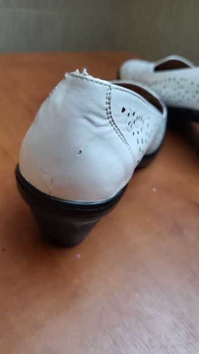 skórzane ażurowe czółenka na obcasie Mae & Mathilda r.39 jak nowe