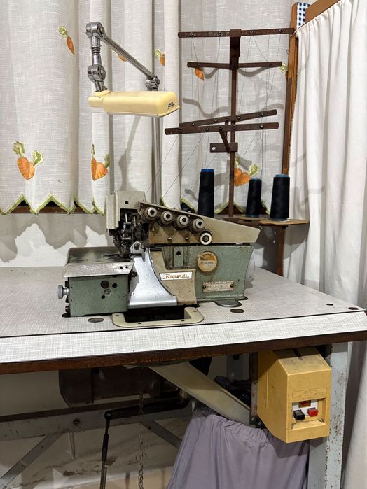 Máquina de costura corte e cose com ponto de segurança