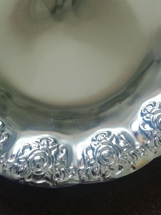 Round plate in shell shape with decorative rim
