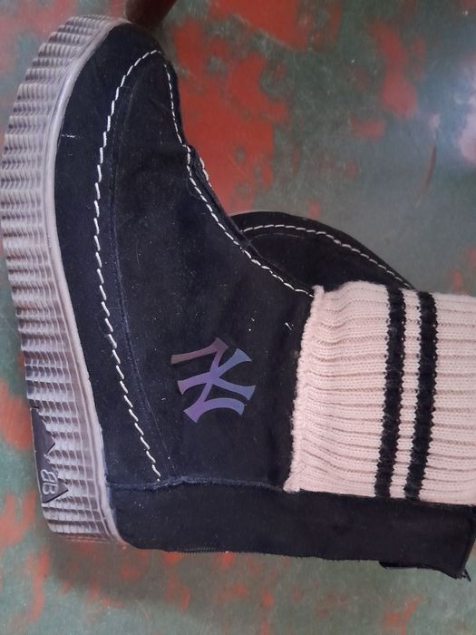 Продам сапожки -ботинки женские,натуральная замша.