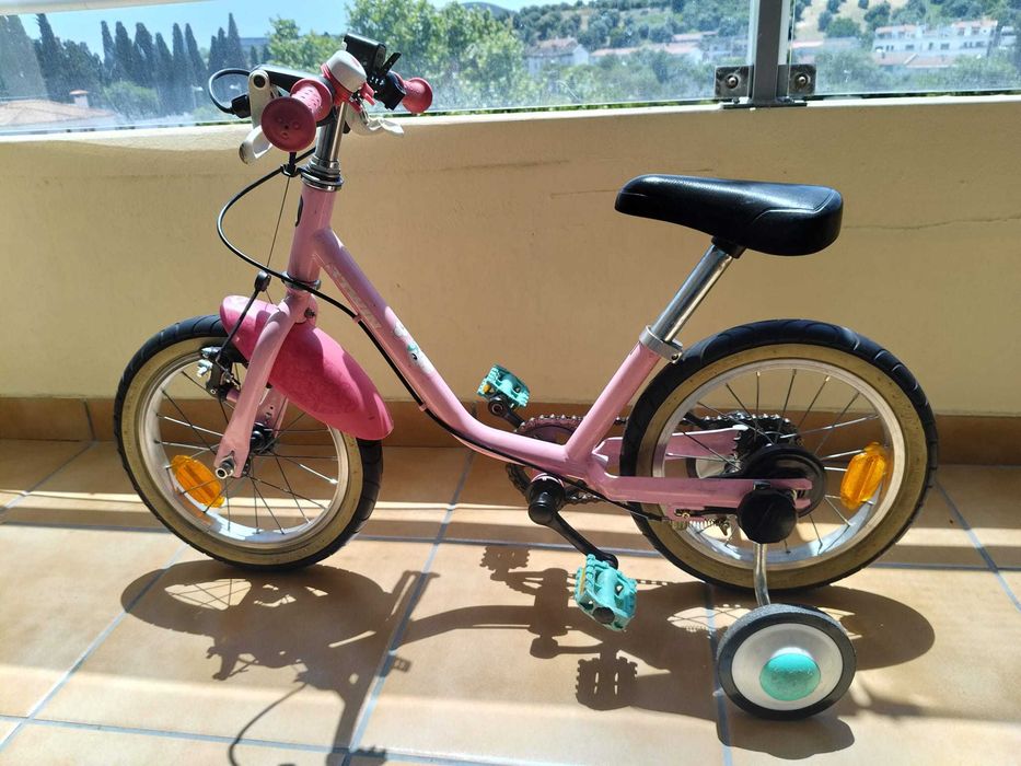Bicicleta infantil rosa com rodinhas de apoio