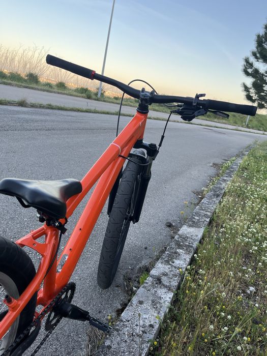 Bicicleta nova grau