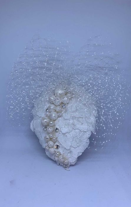 nowy biały toczek ślubny średni serce kryształki woalka rękodzieło