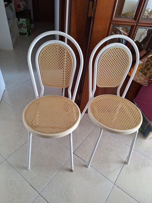 Vendo 2 cadeira em bom estado..