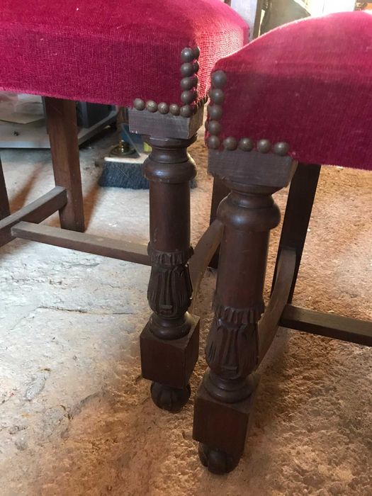 4 Cadeiras de madeira com veludo vermelho